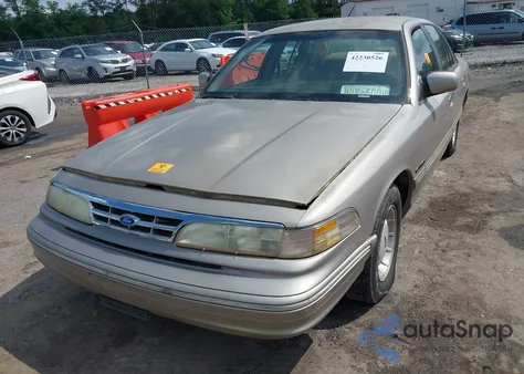 1995 Ford Crown Victoria Lx z USA, uszkodzony, nr VIN 2FALP74W1SX141511